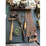 A GROUP OF VINTAGE TOOLS TO INCLUDE SAW, WOOD PLANE, LARGE FILE ETC