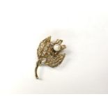 A LADIES 9CT YELLOW GOLD FLORAL BROOCH, WEIGHT 4G