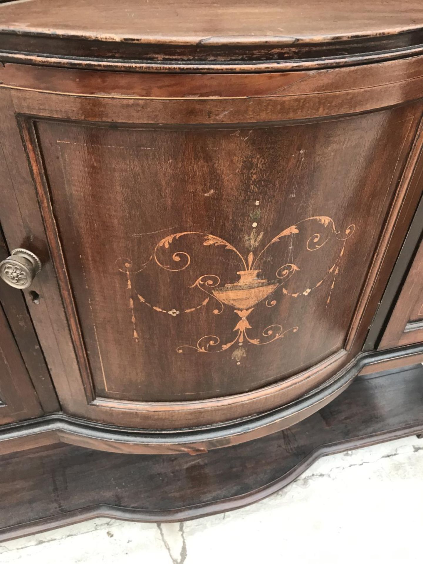 AN INLAID MAHOGANY CABINET WITH GLAZED CENTRE PANEL AND TWO GLAZED SIDE DOORS - Image 3 of 4