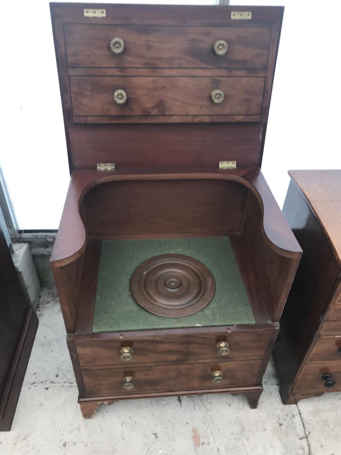 AN EARLY 20TH CENTURY INLAID MAHOGANY COMMODE - Image 4 of 4