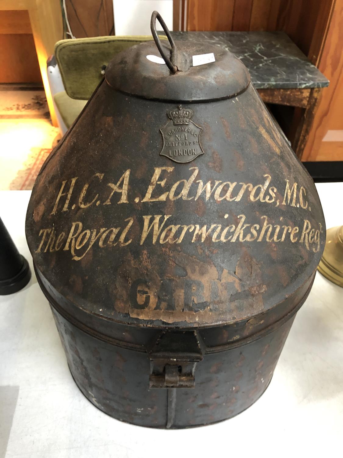 A VINTAGE TIN METAL OFFICERS HAT BOX - 'H.C.A EDWARDS' THE ROYAL WARWICKSHIRE REGIMENT