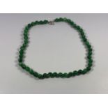 A LADIES CHINESE JADE TYPE BEAD NECKLACE