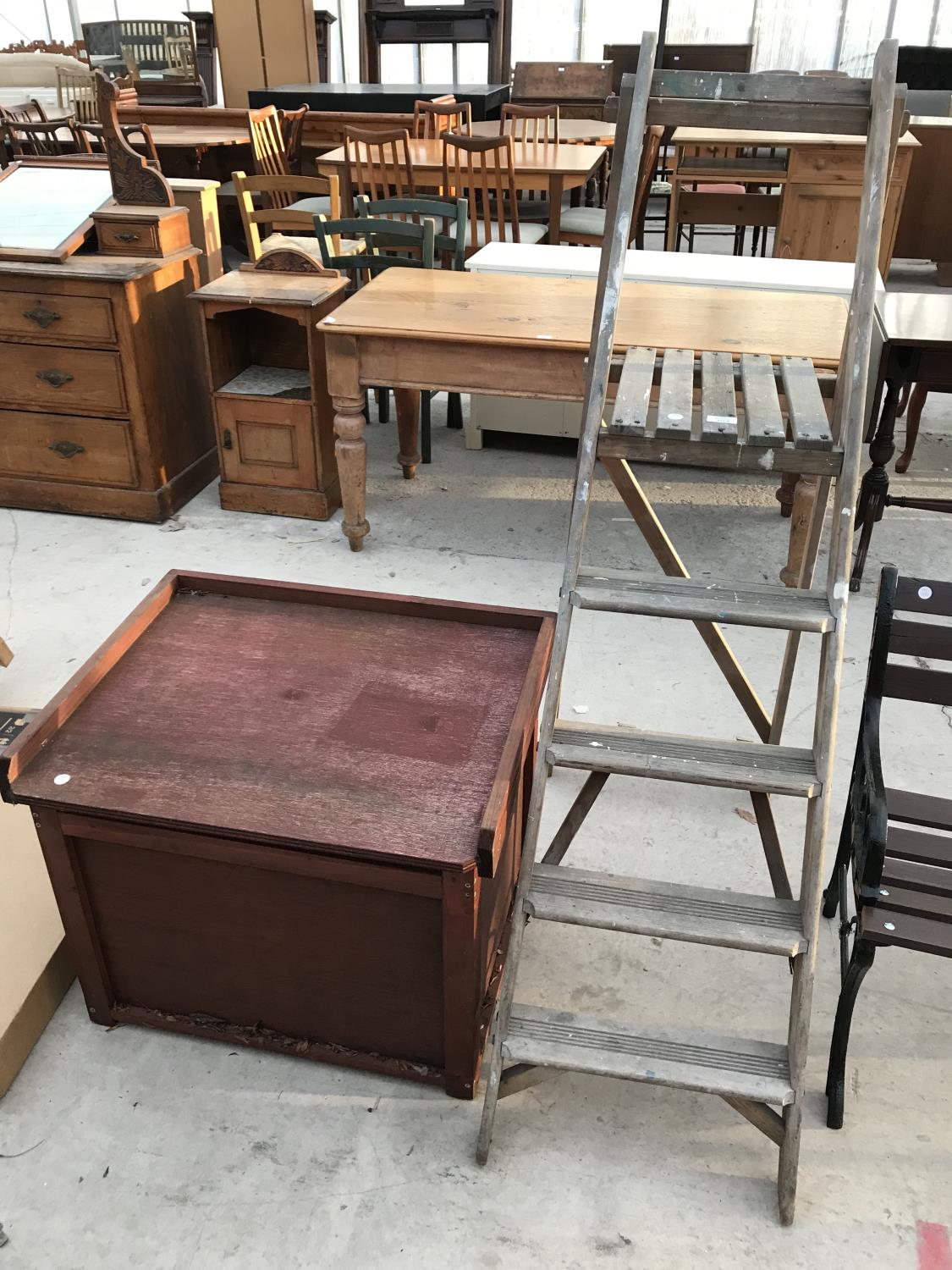 A FOUR RUNG WOODEN STEP LADDER AND A WOODEN STORAGE BOX 70CM X 56CM X 57CM