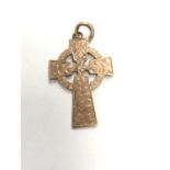 A 9CT YELLOW GOLD CROSS PENDANT, WEIGHT 3.3G