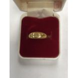 AN 18CT YELLOW GOLD LADIES GYPSY SET DIAMOND THREE STONE RING, WEIGHT 3.5G