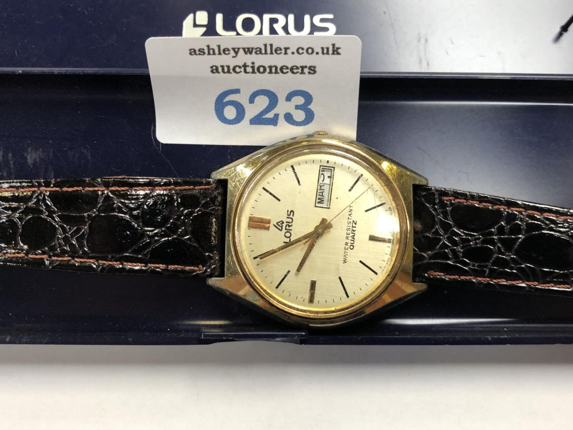 A GENTS BOXED 'LORUS' DAY DATE WATCH, WORKING