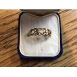A LADIES 9CT YELLOW GOLD 'CORNISH' RING, WEIGHT 1.9G