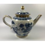 A 19TH CENTURY CHINESE BLUE AND WHITE PORCELAIN TEAPOT, UNMARKED TO BASE, HEIGHT 17CM