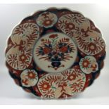 A LARGE FINE DETAILED JAPANESE IMARI FUKAGAWA PATTERN CHARGER / PLATE, DIAMETER 30CM