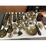 A LARGE COLLECTION OF BRASS ITEMS TO INCLUDE LEATHER AND BRASS HORSE BRASSES ETC (QTY)