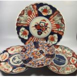 A GROUP OF FOUR ASSORTED JAPANESE IMARI PLATES, LARGEST EXAMPLE 31CM