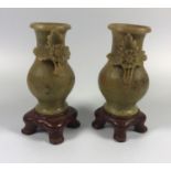 A PAIR OF HEAVY CHINESE CARVED SOAPSTONE VASES ON MARBLE BASES, HEIGHT 10CM