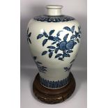 A LARGE 19TH/20TH CENTURY CHINESE BLUE AND WHITE KANGXI STYLE BALUSTER FORM VASE DECORATED WITH