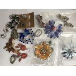A MIXED COLLECTION OF ASSORTED VINTAGE COSTUME JEWELLERY, BROOCHES ETC (QTY)