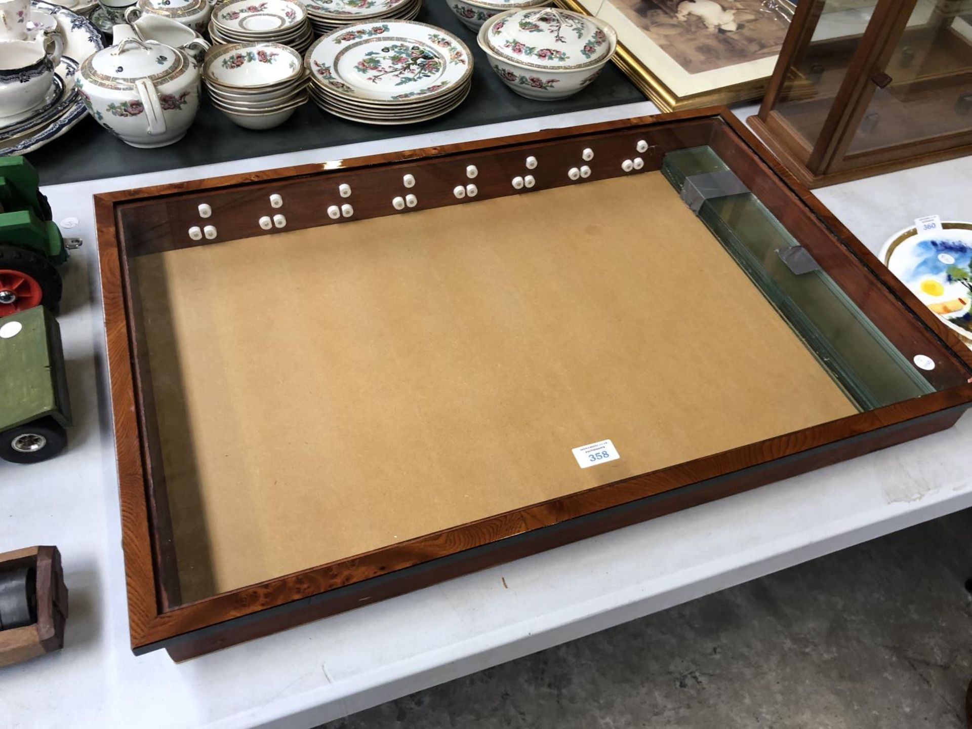 A TABLE TOP JEWELLERY DISPLAY CABINET WITH SHELVES 82CM X 54CM
