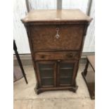 AN EARLY 20TH CENTURY INLAID WALNUT MUSIC CABINET WITH FALL FRONT. TWO DOORS AND ONE DRAWER