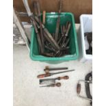 A MIXED LOT OF VINTAGE TOOLS TO INCLUDE RASPS, FILES SCREWDRIVERS ETC