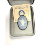 A WEDGWOOD JASPER BLUE AND WHITE OVAL BROOCH, BOXED