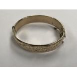 A LADIES YELLOW METAL, POSSIBLY GOLD, BANGLE