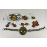 A SELECTION OF .925 SILVER AMBER AND GREEN STONE JEWELLERY, EARRINGS, RING, BRACELETS ETC