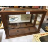 A WOODEN FRAMED TABLE TOP JEWELLERY DISPLAY CASE / CABINET