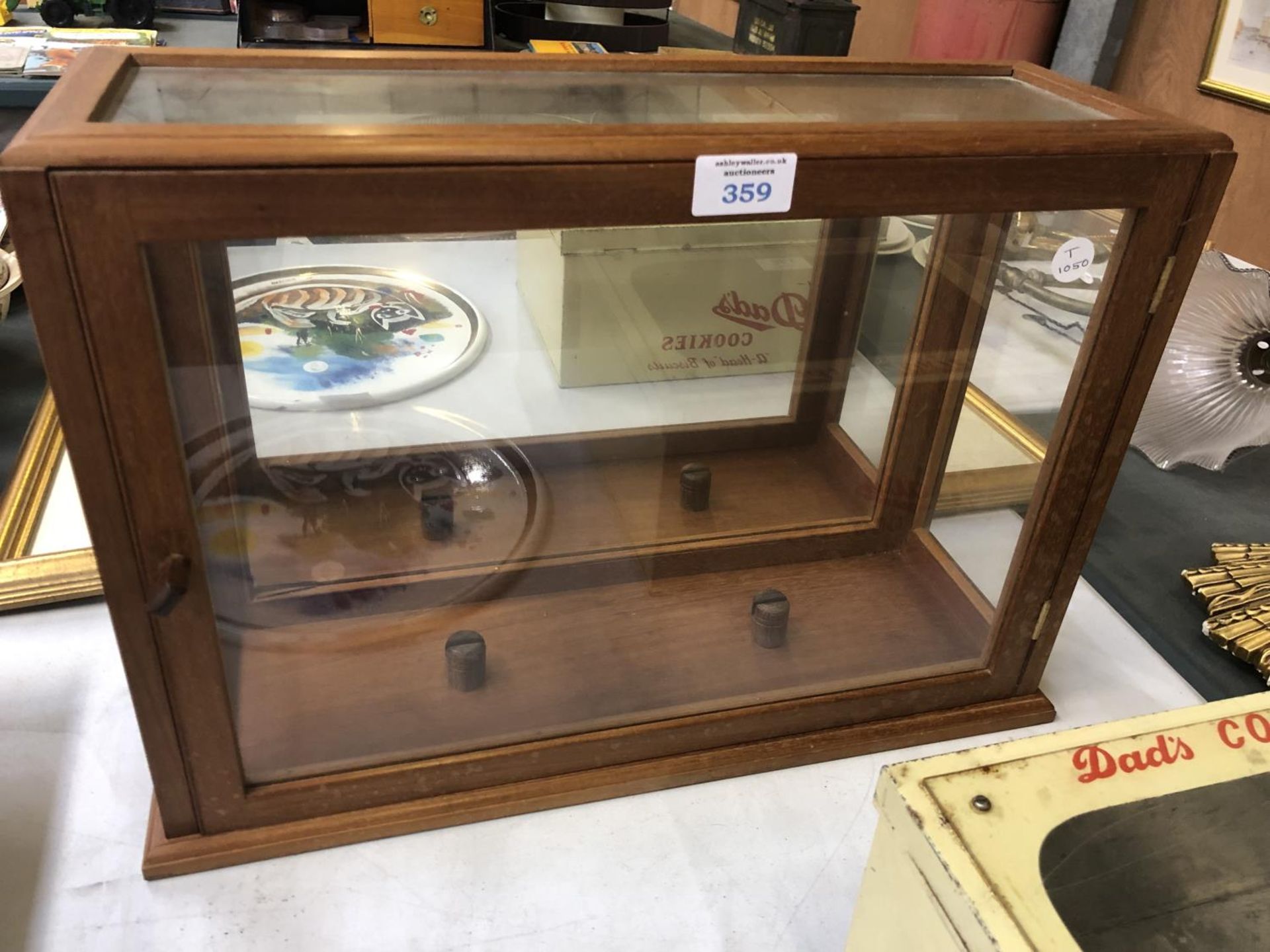 A WOODEN FRAMED TABLE TOP JEWELLERY DISPLAY CASE / CABINET