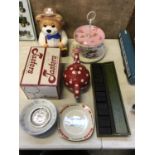 A MIXED GROUP OF ITEMS TO INCLUDE TEDDY BEAR BISCUIT TIN, WADE DISH, CAKE STAND ETC (QTY)