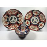 A GROUP OF THREE JAPANESE IMARI PATTERN FUKAGAWA ITEMS - TWO PLATES AND A BOWL, HEIGHT OF BOWL 13.