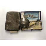 A MIXED GROUP OF ITEMS TO INCLUDE HALLMARKED SILVER CIGARETTE CASE, SILVER VANITY CASE, SILVER CROSS
