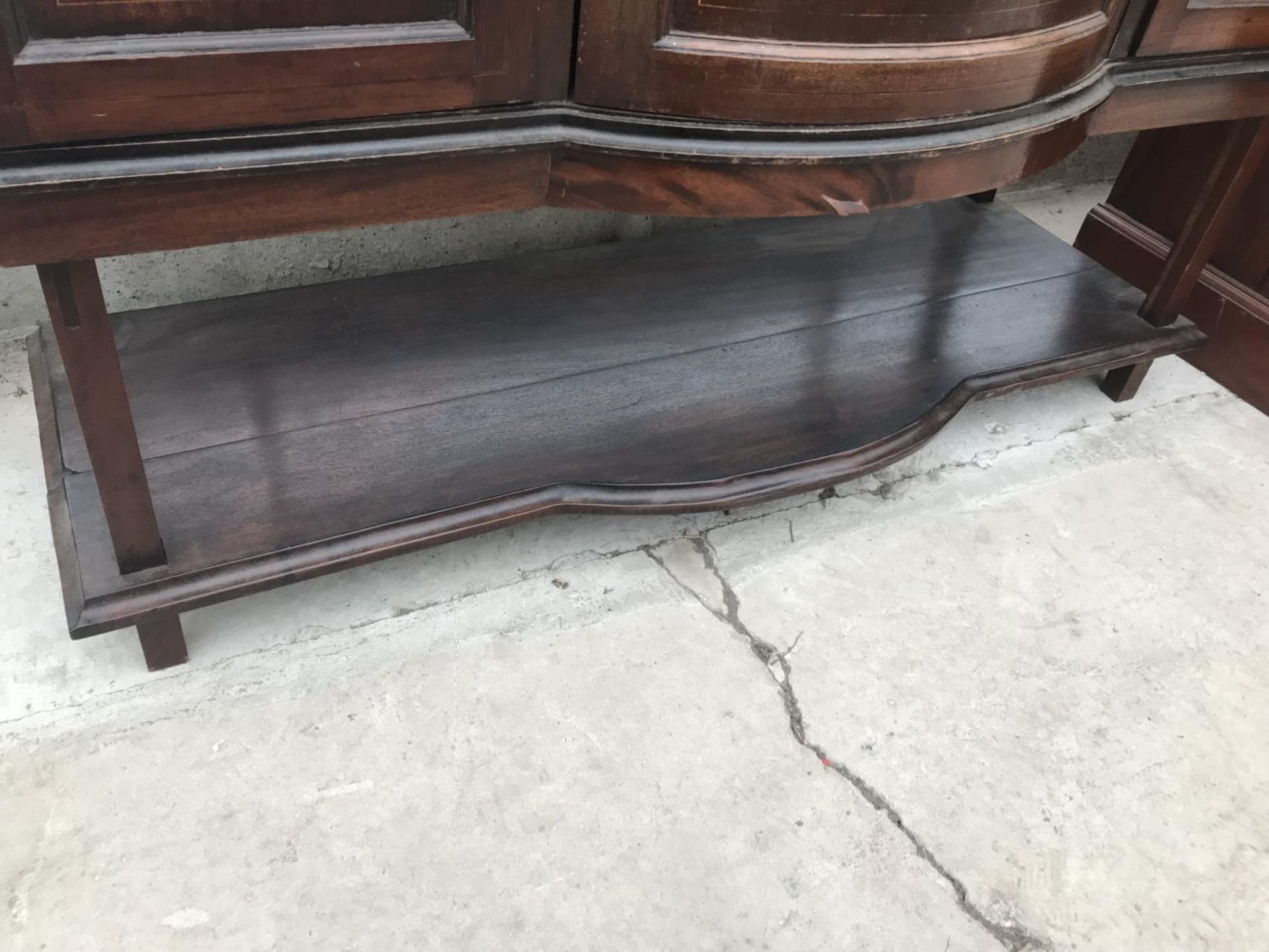 AN INLAID MAHOGANY CABINET WITH GLAZED CENTRE PANEL AND TWO GLAZED SIDE DOORS - Image 4 of 4