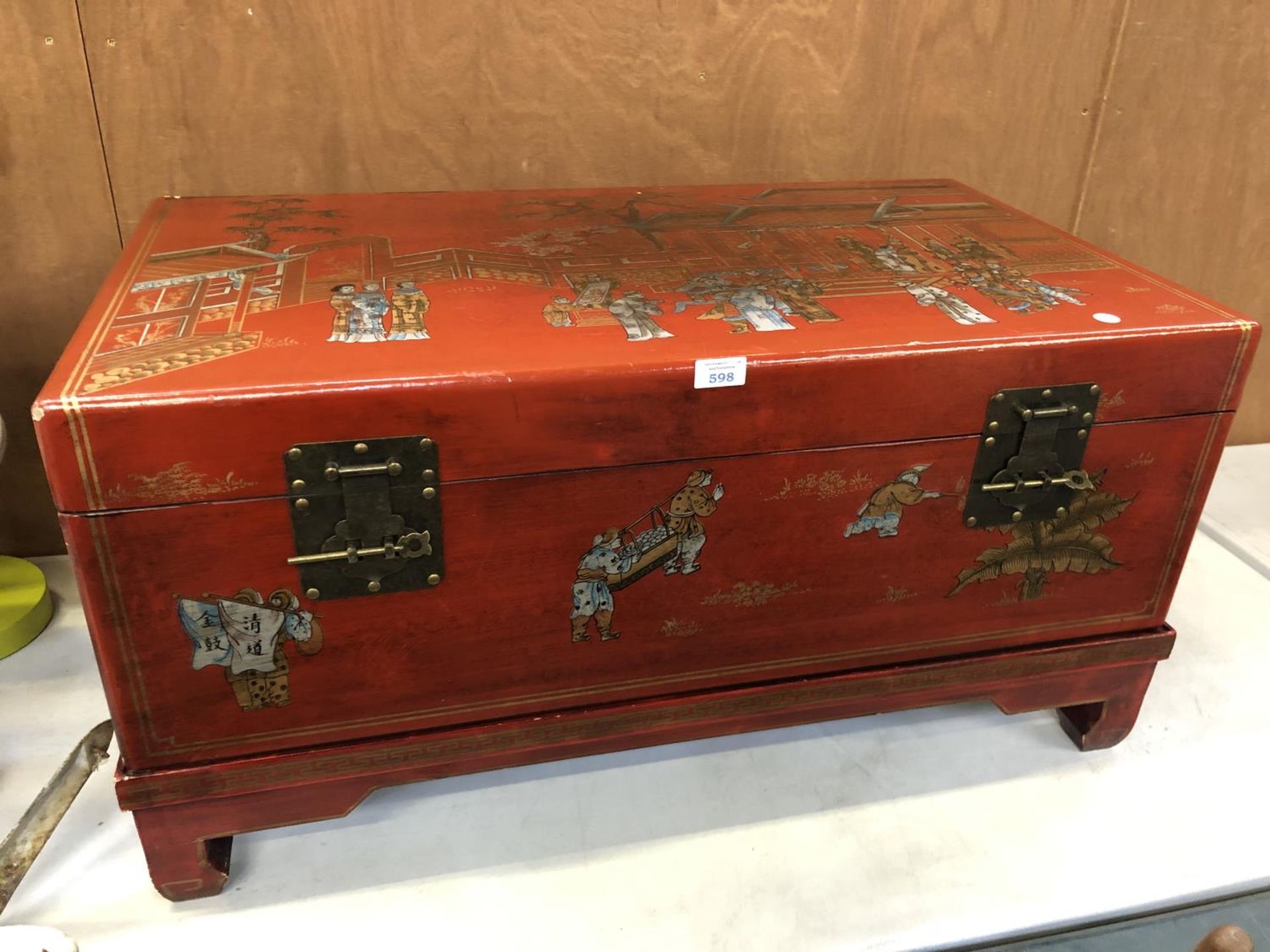 A DECORATIVE ORIENTAL HARDWOOD BLANKET CHEST WITH PATTERNED INTERIOR