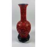 A CHINESE CINNABAR LACQUERED VASE ON WOODEN STAND, HEIGHT 21CM