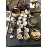 A MIXED GROUP OF CERAMICS TO INCLUDE TORQUAY WARE, COMMEMORATIVE MUGS ETC (QTY)