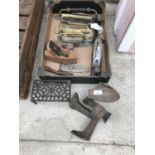A QUANTITY OF VINTAGE TOOLS TO INCLUDE A STANLEY PLANE, TWO WOODEN PLANES, TWO SHOE LASTS, AND