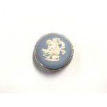 A WEDGWOOD JASPER BLUE AND WHITE CIRCULAR BROOCH