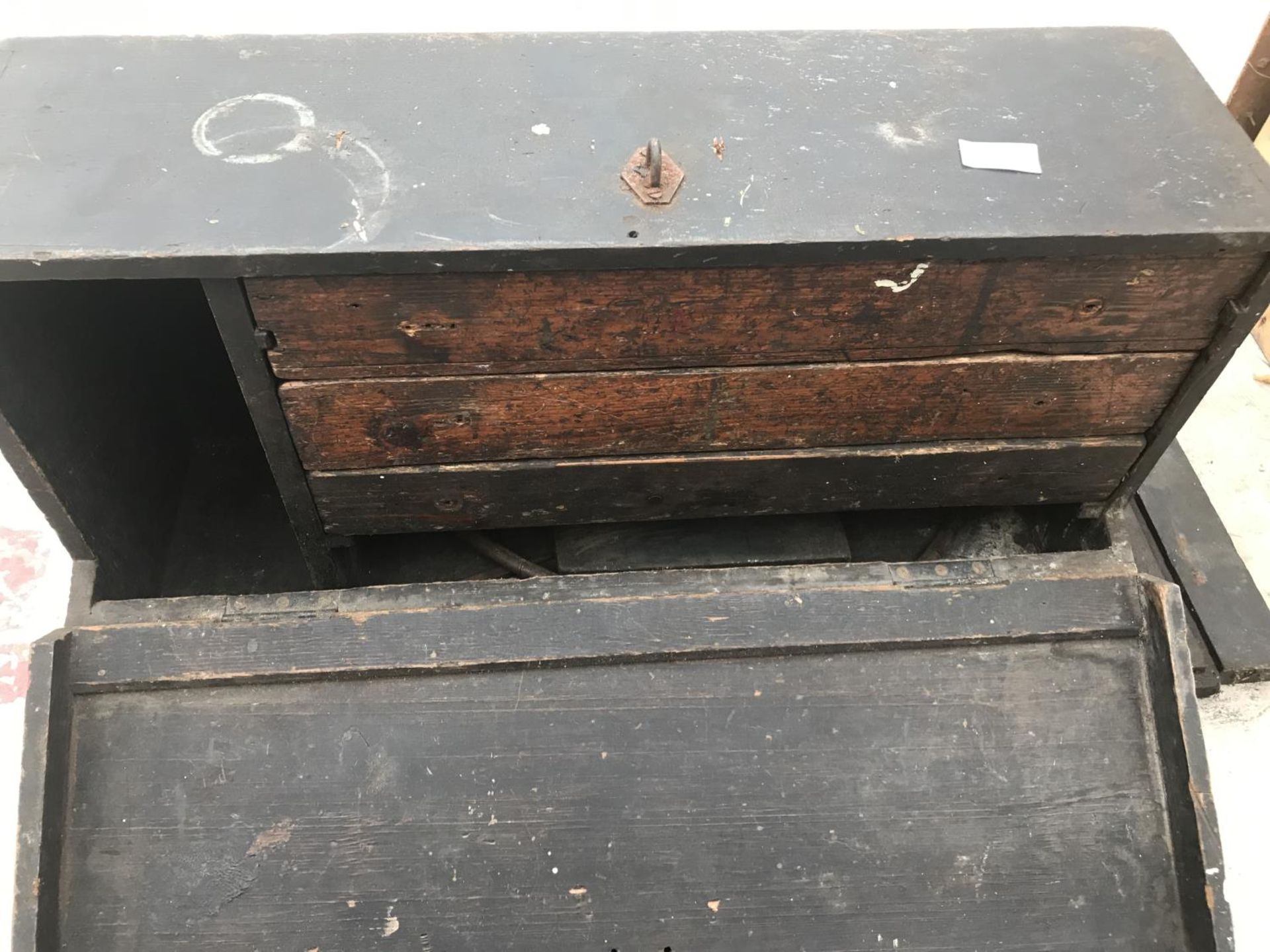 A VINTAGE WOODEN TOOL BOX WITH THREE DRAWERS TO INCLUDE VARIOUS TOOL - Image 4 of 4