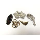 FIVE ASSORTED COSTUME JEWELLERY BROOCHES