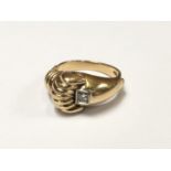 A LADIES .750 STAMPED YELLOW GOLD RING WITH SHALL DESIGN AND DIAMOND STONE, WEIGHT 4.9G, APPROX UK