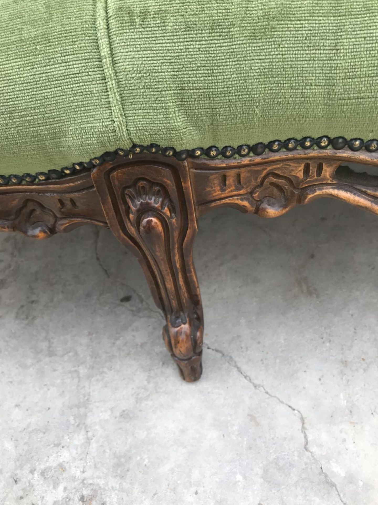 A CARVED MAHOGANY CHAISE LONGUE - Image 3 of 3