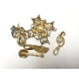 FIVE ASSORTED COSTUME JEWELLERY BROOCHES