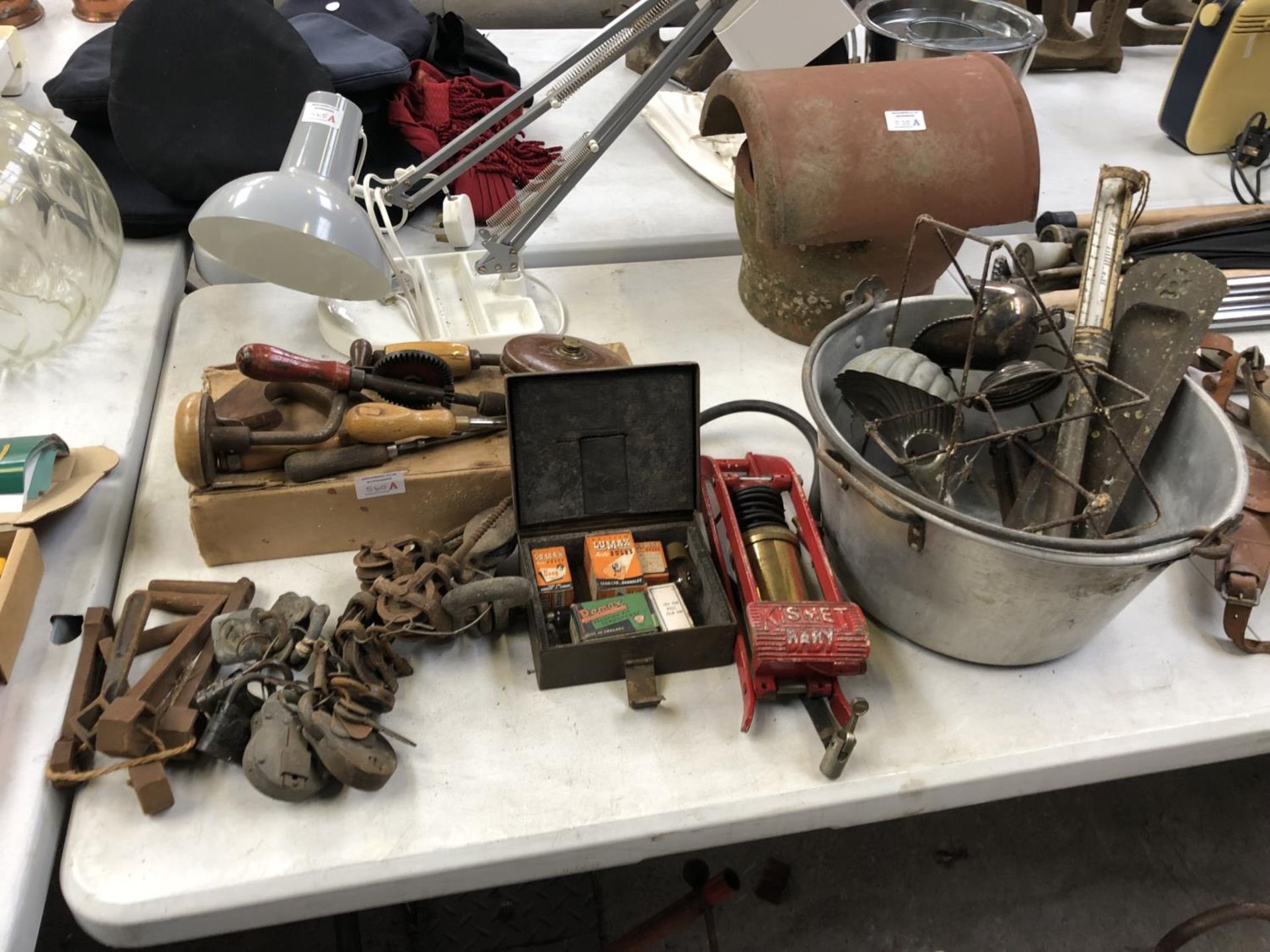 A MIXED GROUP OF ASSORTED VINTAGE ITEMS TO INCLUDE TOOLS, MEASURING TAPE ETC (QTY)