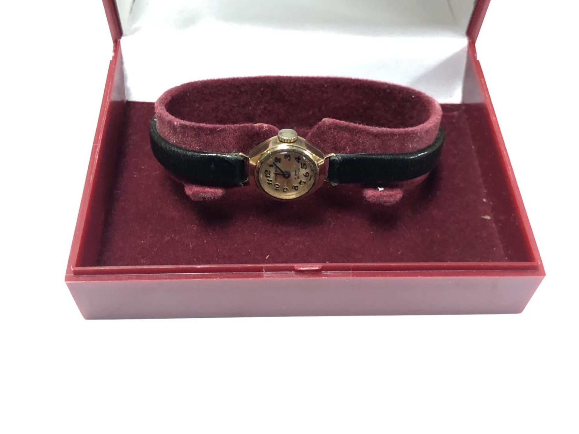 A LADIES BOXED 9CT YELLOW GOLD CASED WATCH, WORKING