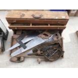 A VINTAGE WOODEN TOOL CHEST AND CONTENTS TO INCLUDE SAWS, DRILL BITS ETC 79CM X 20CM X 43CM