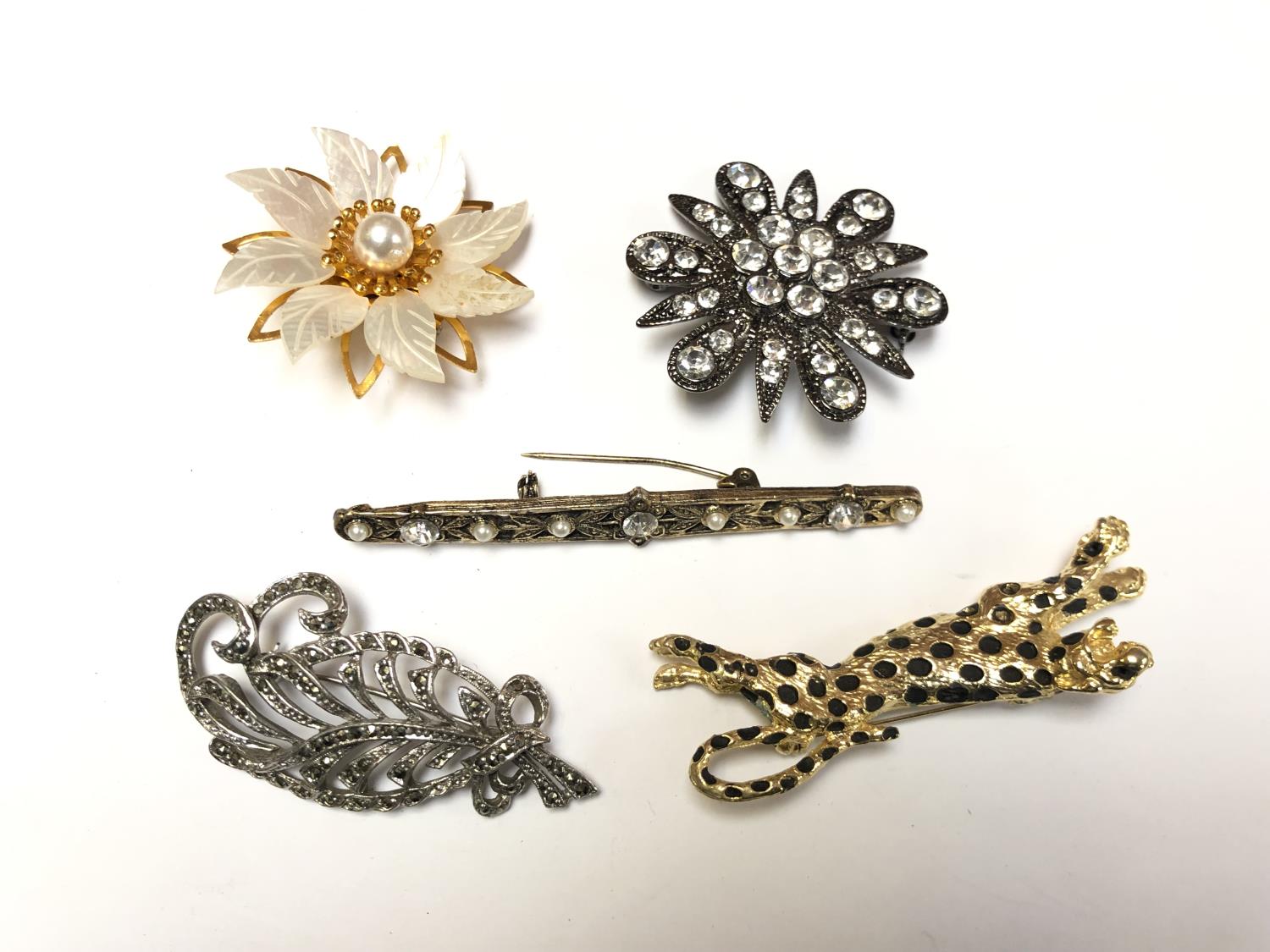 FIVE ASSORTED COSTUME JEWELLERY BROOCHES