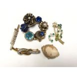FIVE ASSORTED COSTUME JEWELLERY BROOCHES