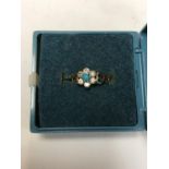 A LADIES 9CT YELLOW GOLD TURQUOISE STONE CLUSTER RING, WEIGHT 1.1G