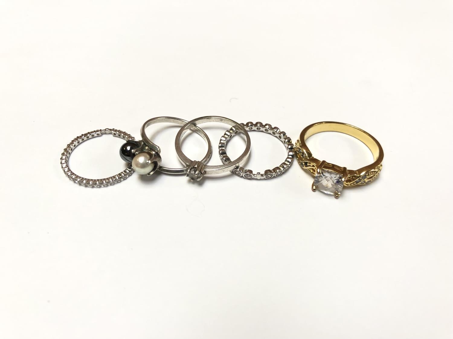 FIVE ASSORTED LADIES SILVER RINGS