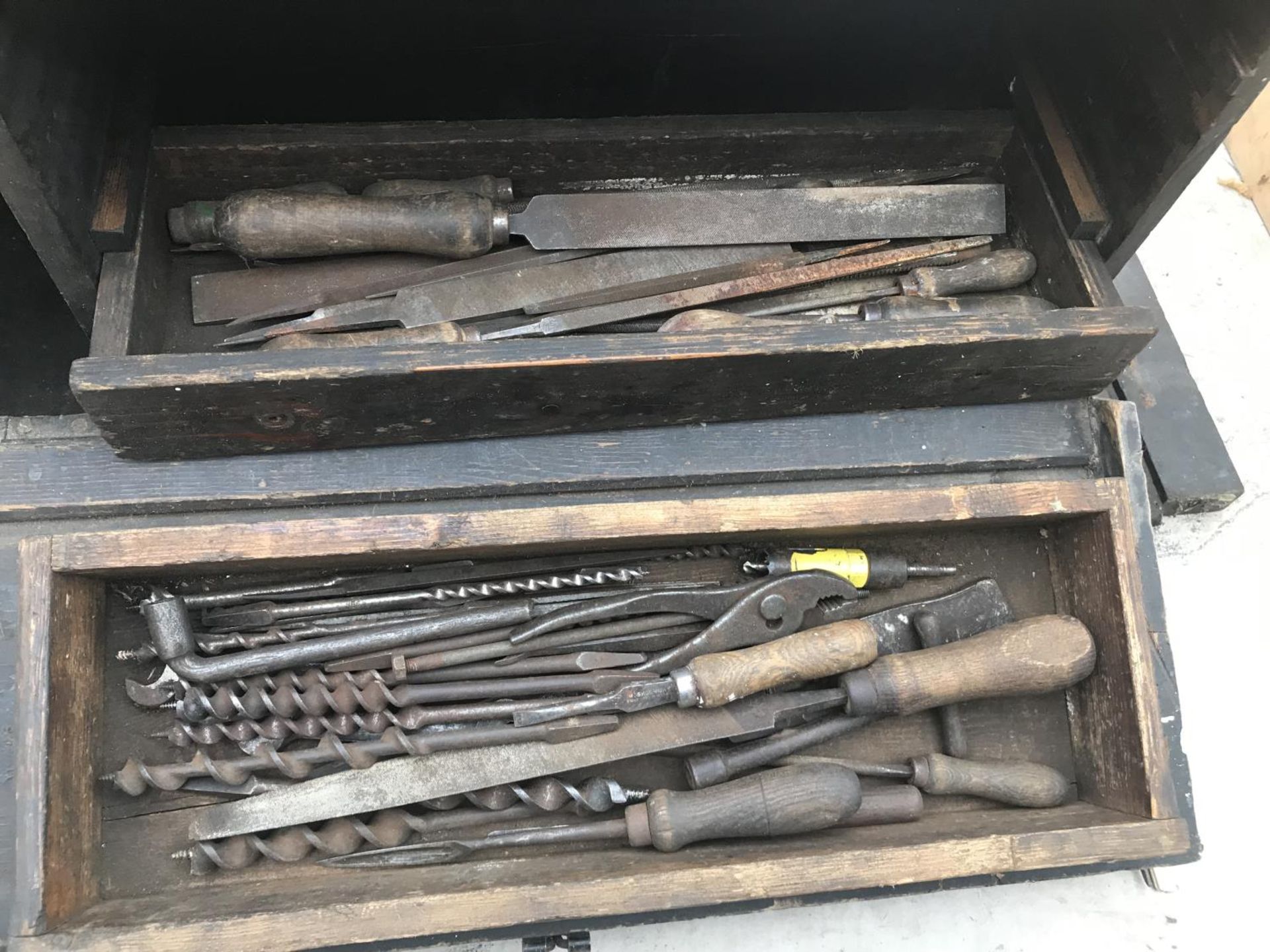 A VINTAGE WOODEN TOOL BOX WITH THREE DRAWERS TO INCLUDE VARIOUS TOOL - Image 2 of 4