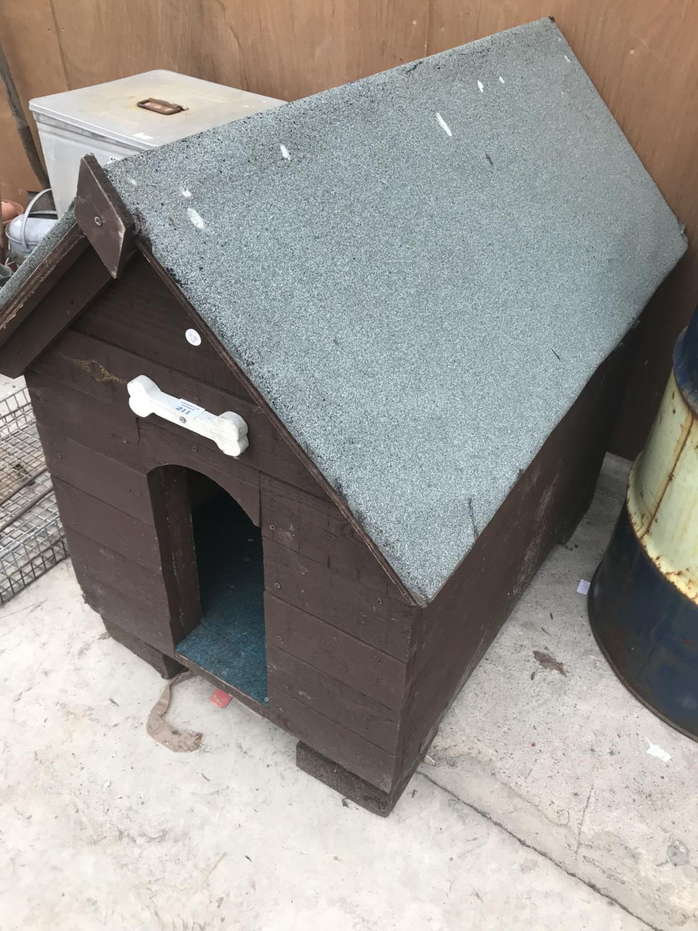 A LARGE WOODEN DOG KENNEL WITH FELT ROOF 112CM X 65 X 100CM