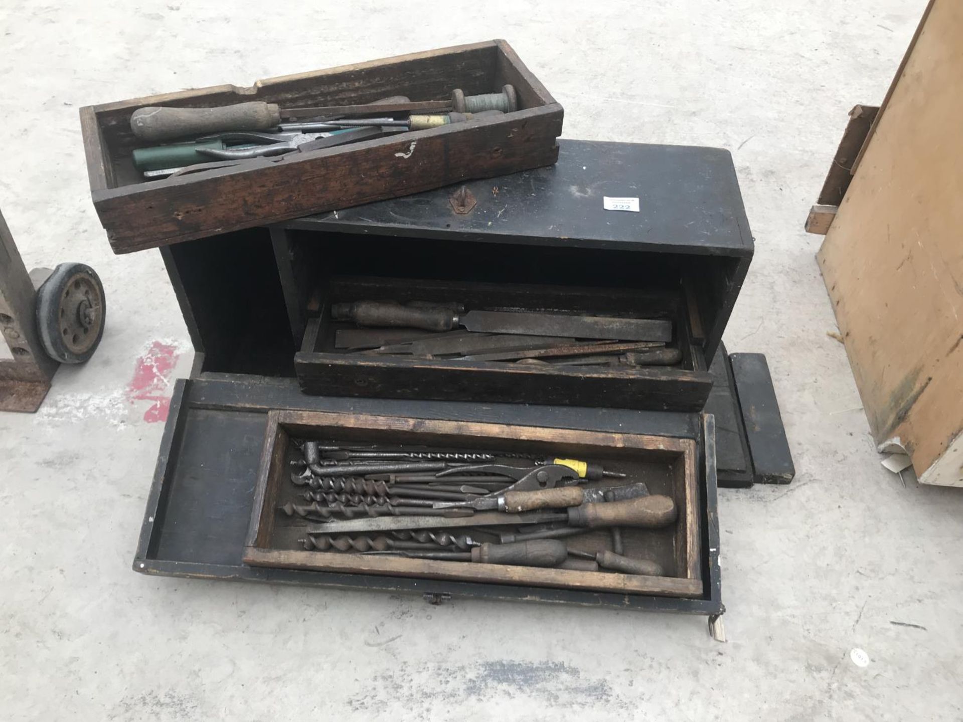 A VINTAGE WOODEN TOOL BOX WITH THREE DRAWERS TO INCLUDE VARIOUS TOOL